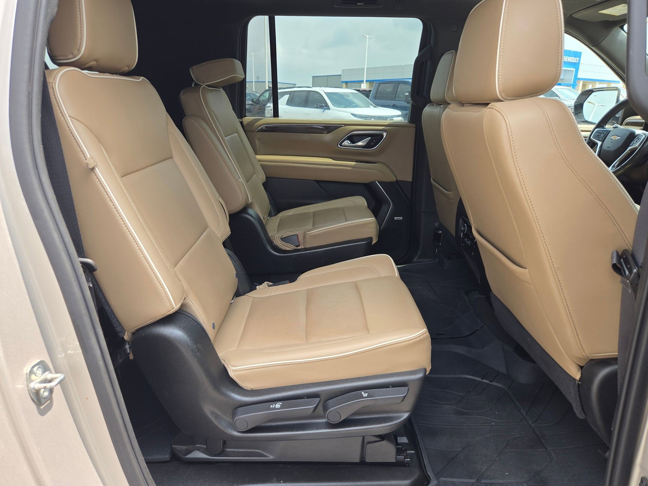 Used 2021 Chevrolet Suburban Premier w/ Premium Package RWD image 23