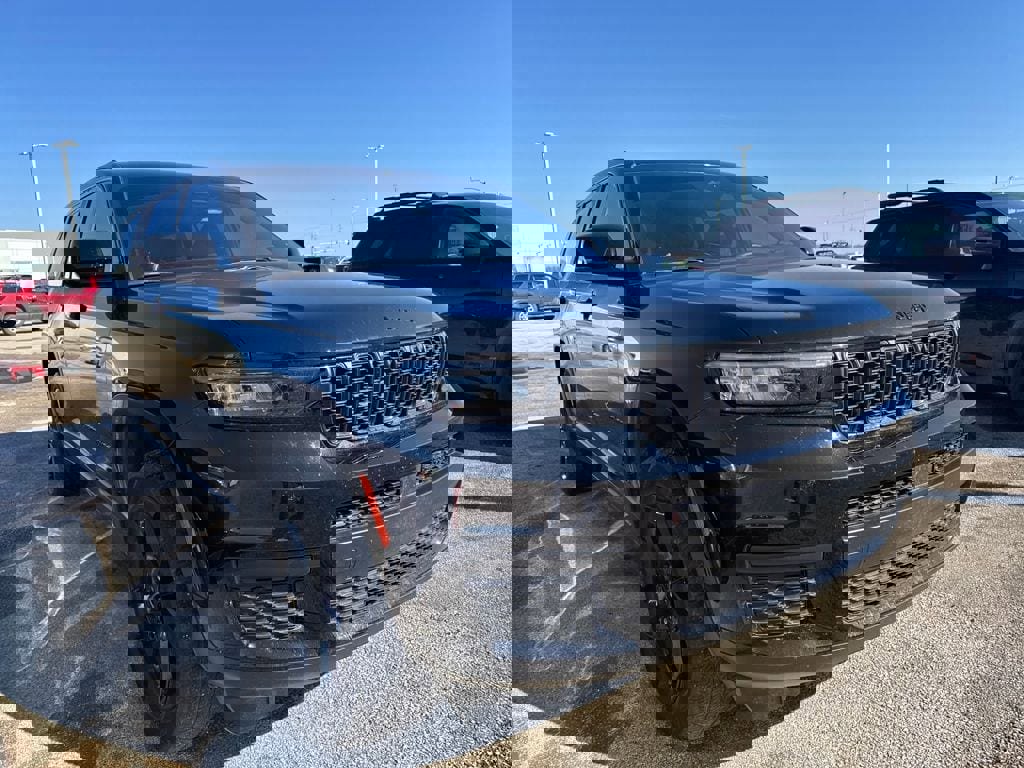 Used 2024 Jeep Grand Cherokee L Laredo image 3