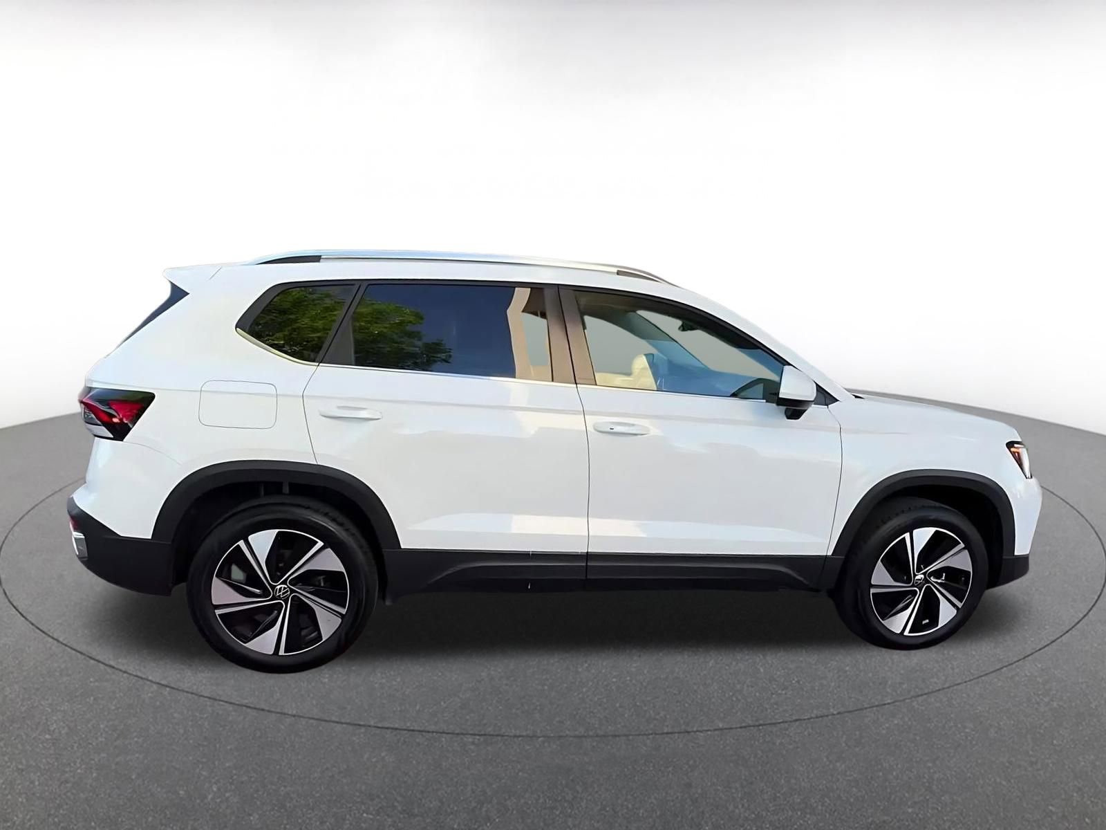 Used 2025 Volkswagen Taos SE image 15