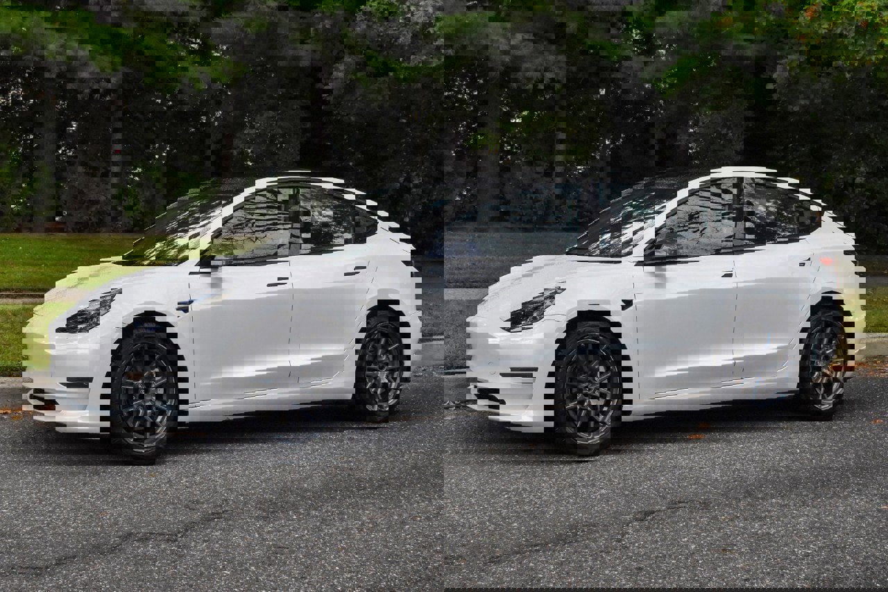 Used 2023 Tesla Model 3 Standard Range image 2
