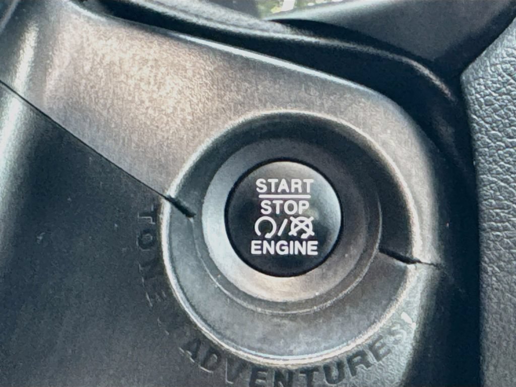 Used 2018 Jeep Renegade Limited w/ UConnect 8.4 Nav Group AWD/4WD image 17