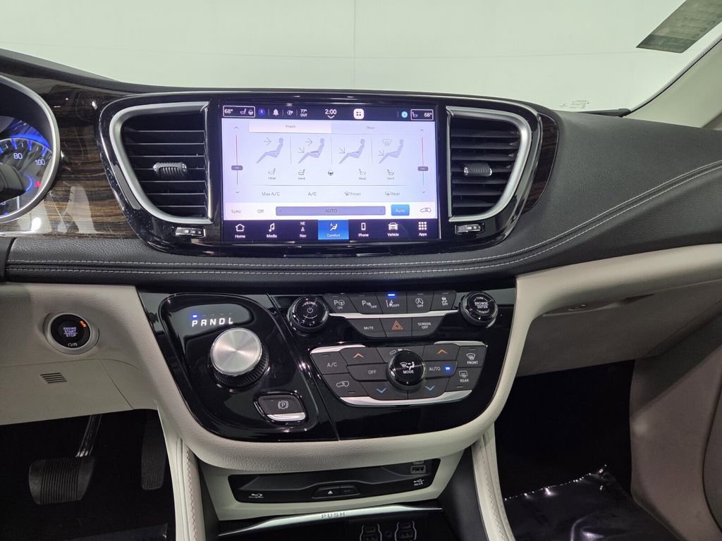 Used 2023 Chrysler Pacifica Limited w/ Uconnect Theater Family Group image 19