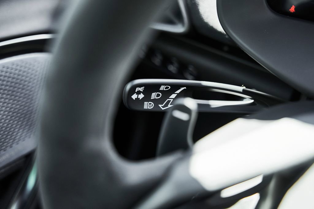 Used 2024 McLaren Artura RWD image 37