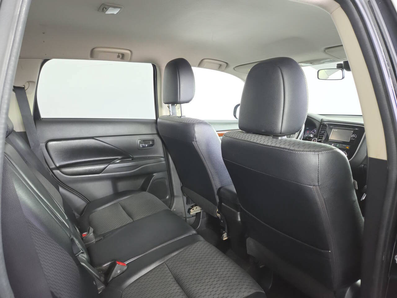 Used 2015 Mitsubishi Outlander GT AWD/4WD image 29