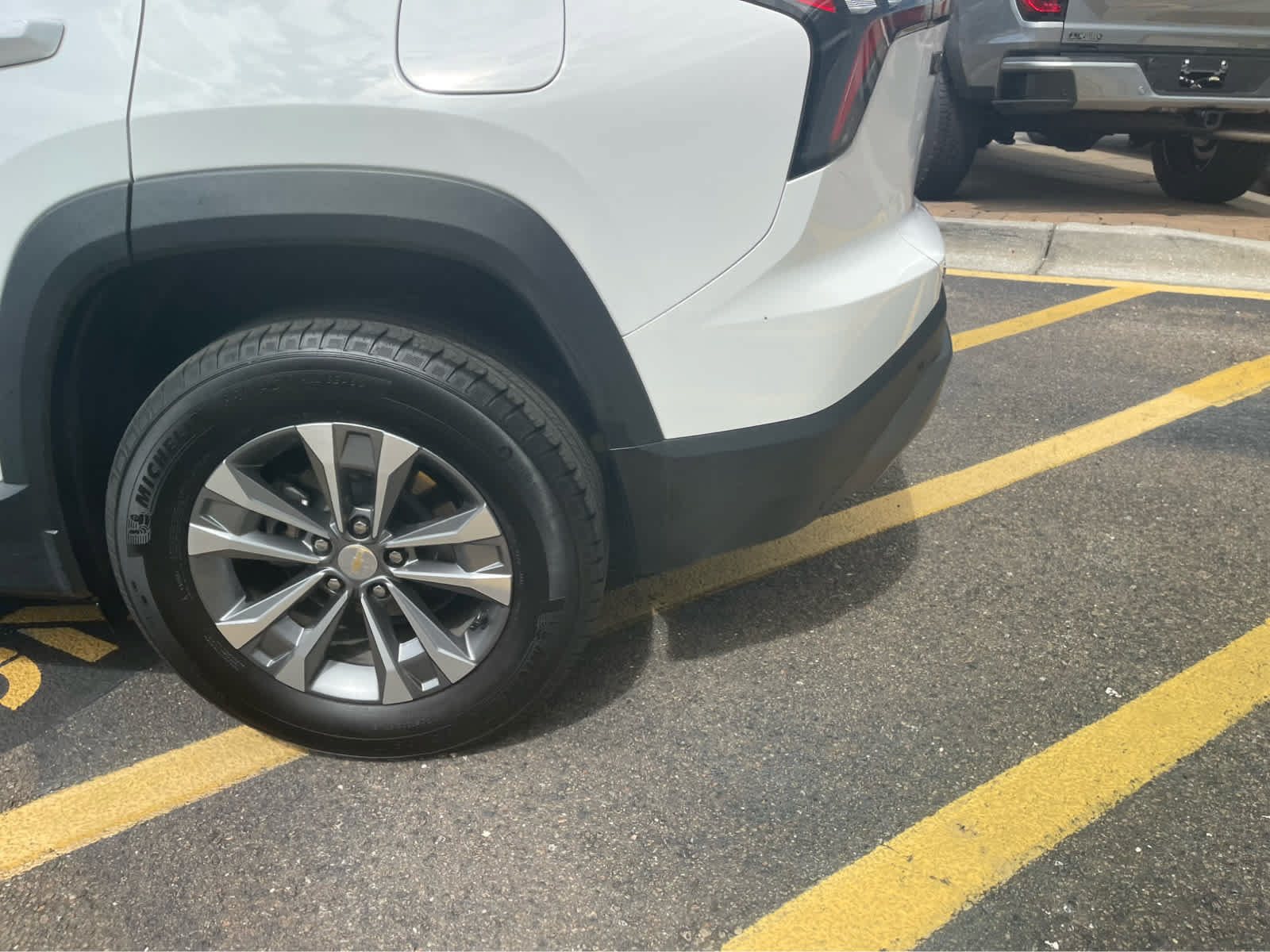 Used 2025 Chevrolet Equinox LT AWD/4WD image 8