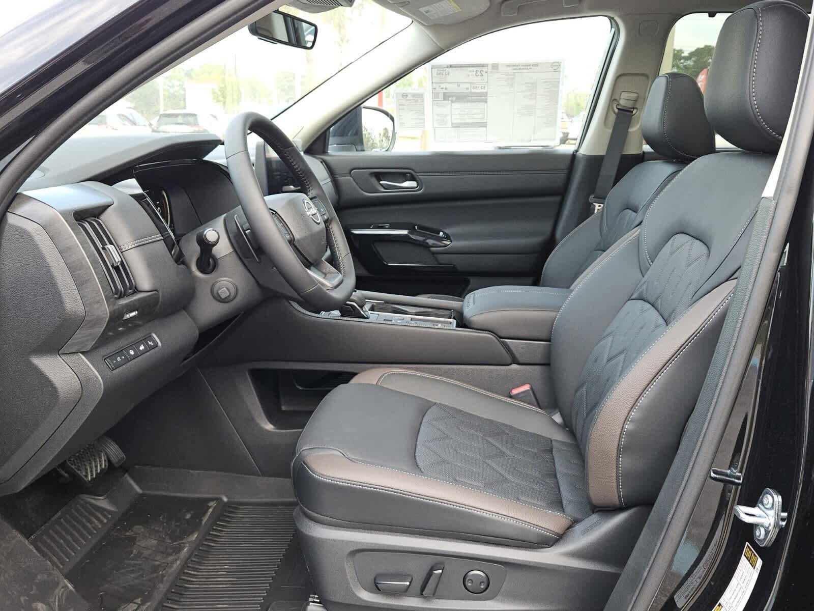 New 2026 Nissan Pathfinder Platinum FWD image 3