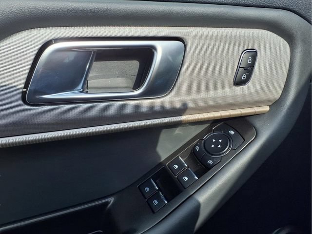 Used 2025 Ford Explorer Active AWD/4WD image 17