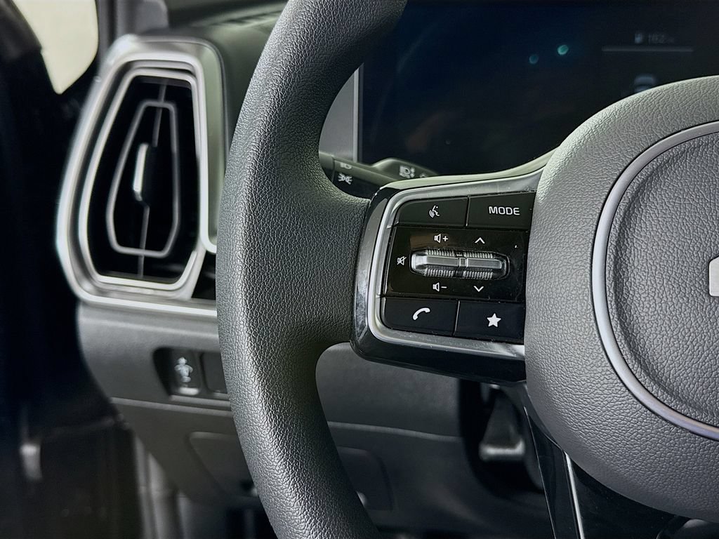 Certified 2025 Kia Sorento LX FWD image 21
