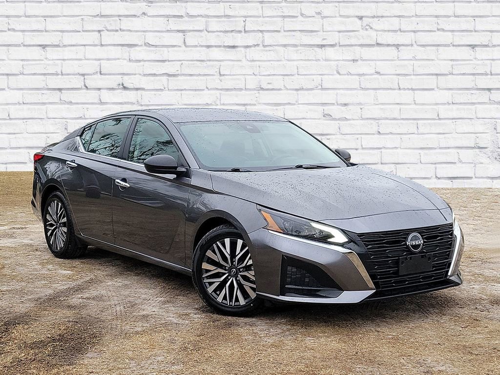 Used 2024 Nissan Altima 2.5 SV image 1