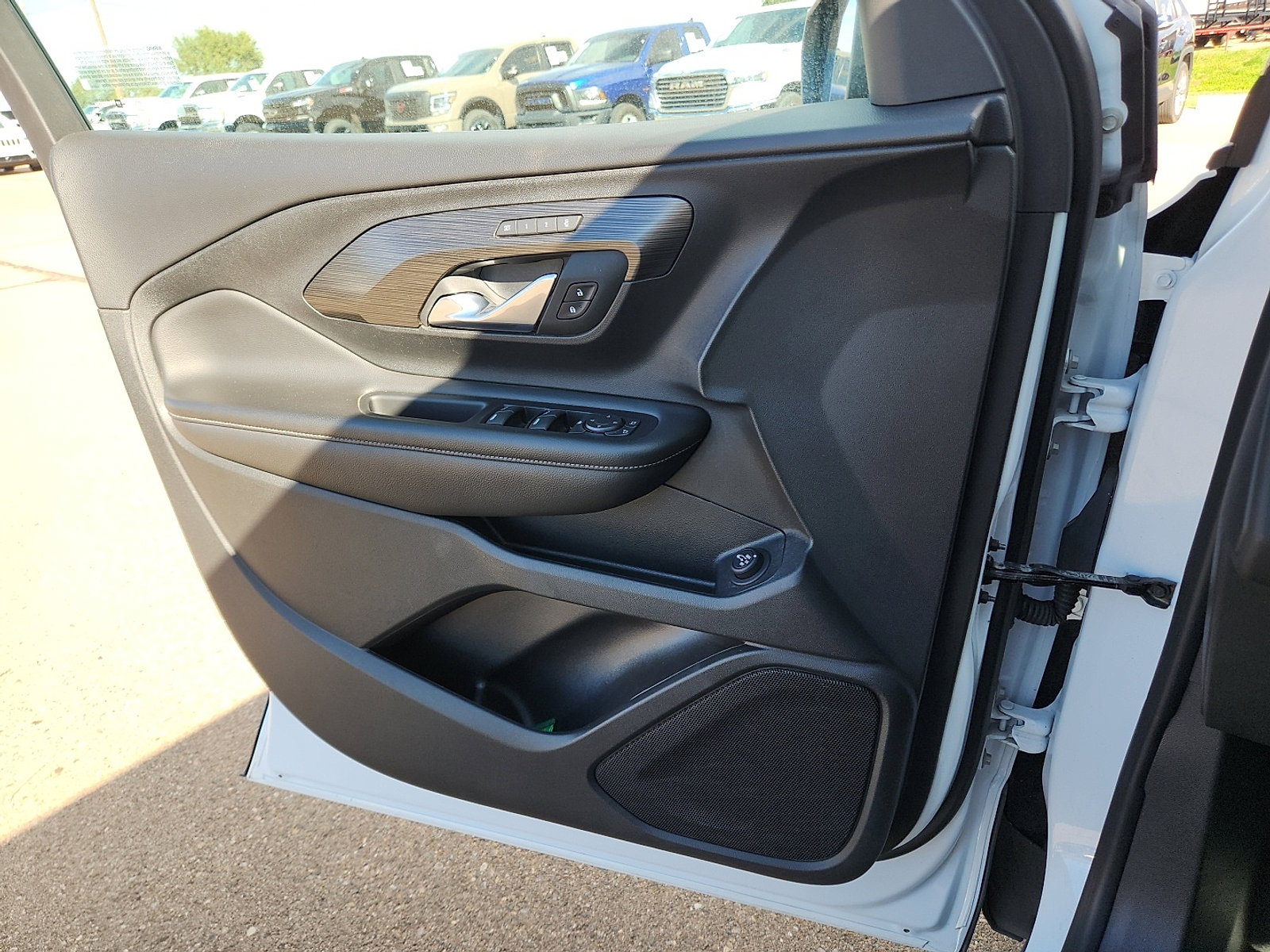 Used 2023 GMC Terrain SLT image 13