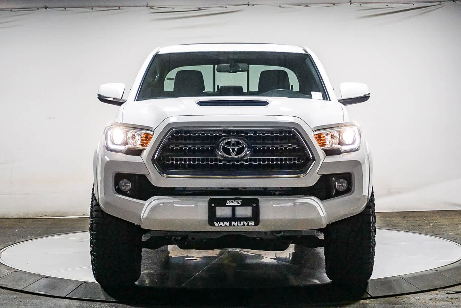 Used 2017 Toyota Tacoma TRD Sport AWD/4WD image 2