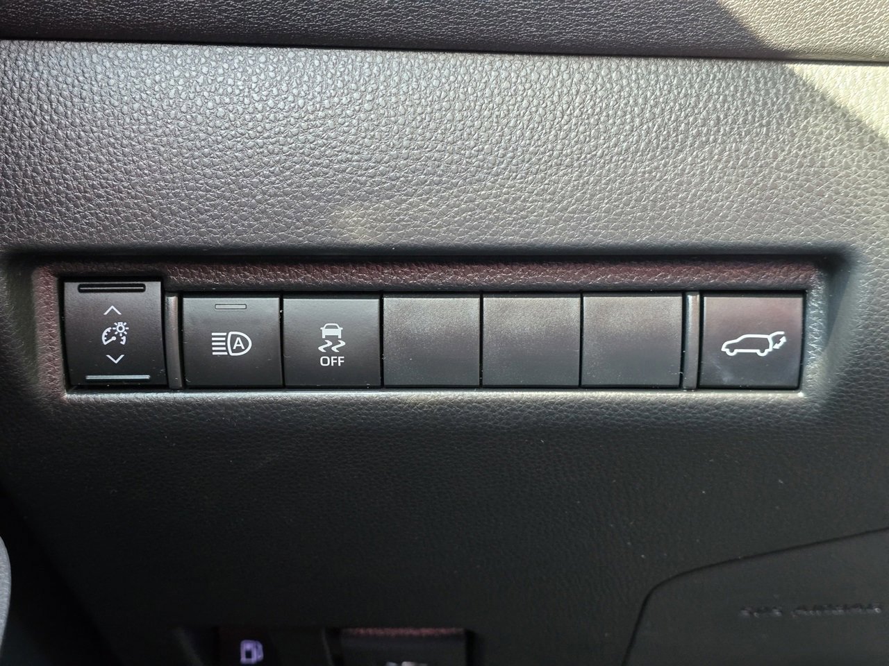 Used 2022 Toyota Venza LE image 24