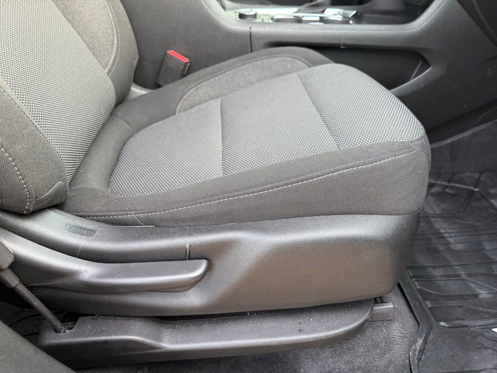 Used 2023 Chevrolet Traverse LT w/ Rear Camera Mirror Package image 30