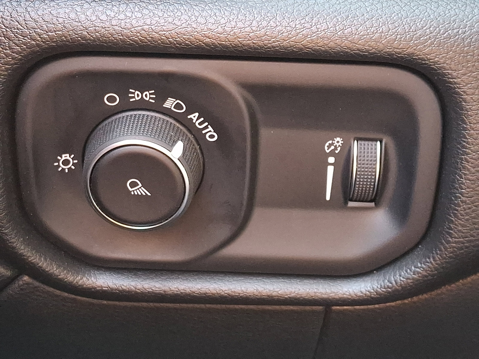 Used 2024 RAM 2500 Tradesman w/ Chrome Appearance Group image 25