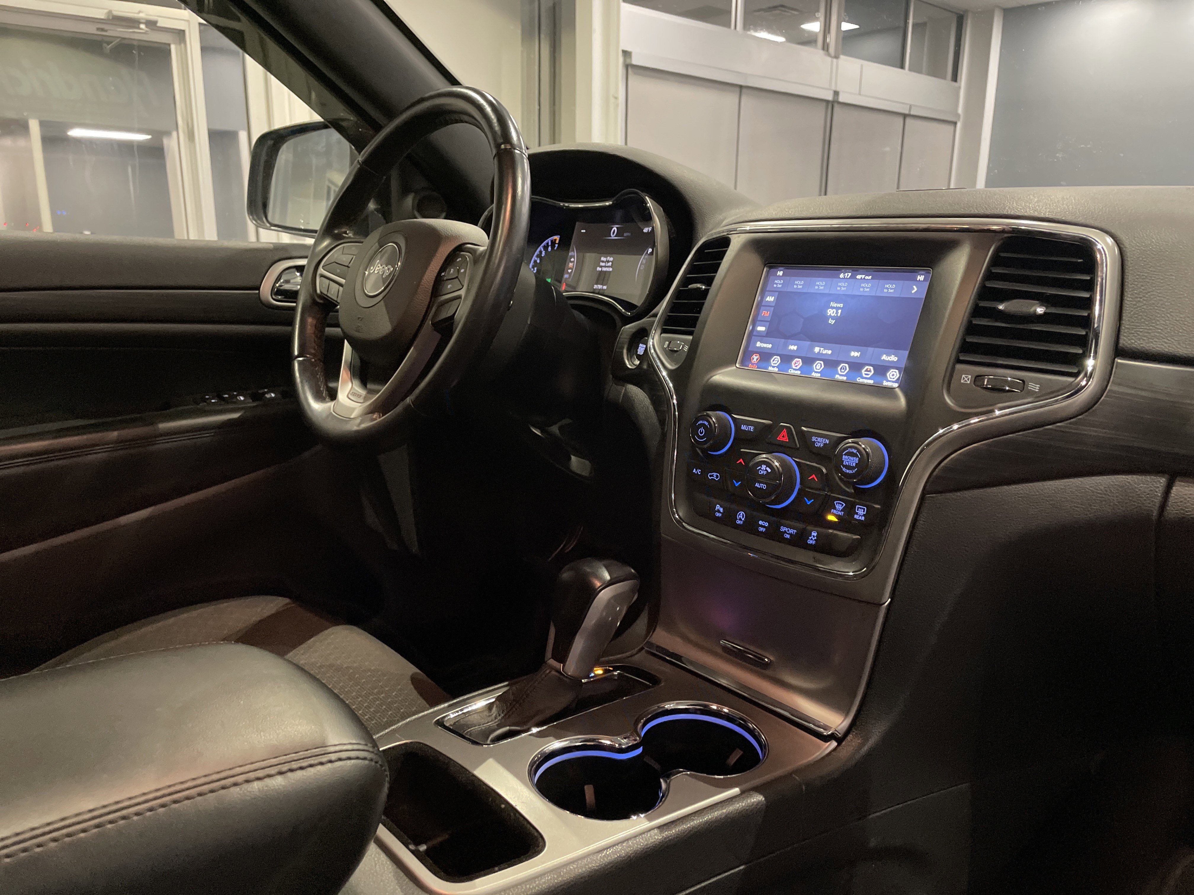 Used 2020 Jeep Grand Cherokee Laredo image 30