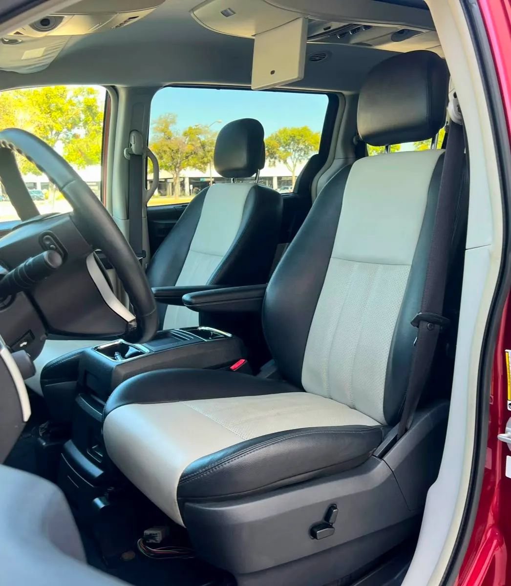 Used 2010 Chrysler Town & Country Touring Plus w/ Safetytec Group FWD image 22
