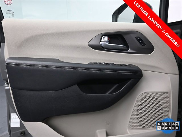 Used 2023 Chrysler Pacifica Touring-L image 9