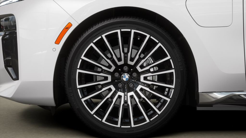 New 2026 BMW 750e xDrive image 7