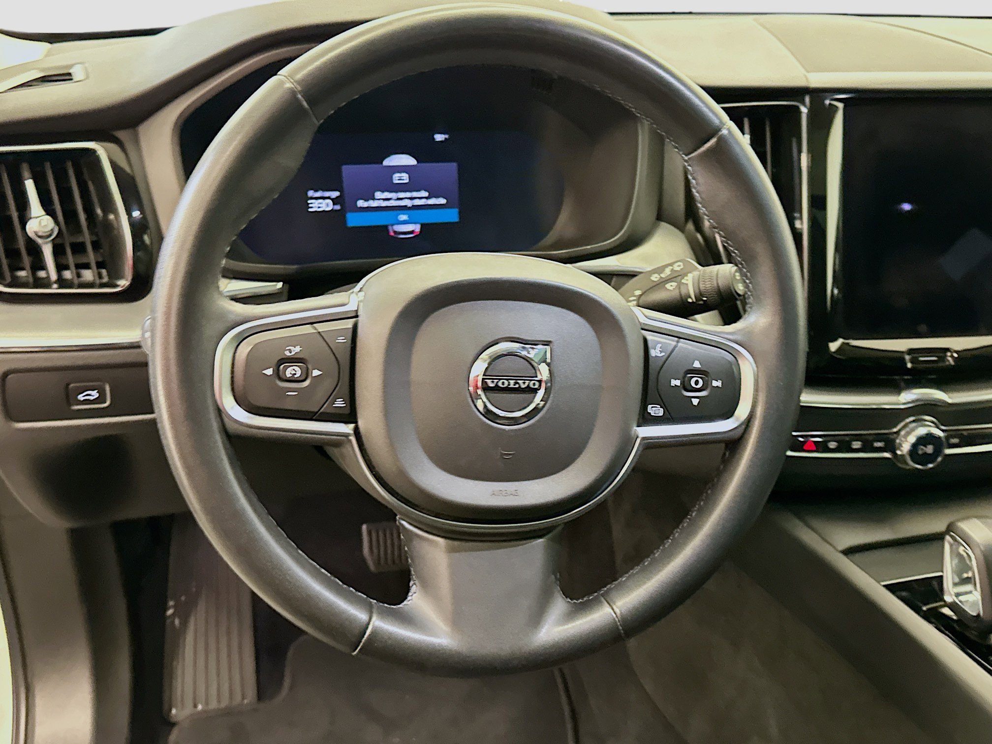 Used 2023 Volvo XC60 B5 Core image 18