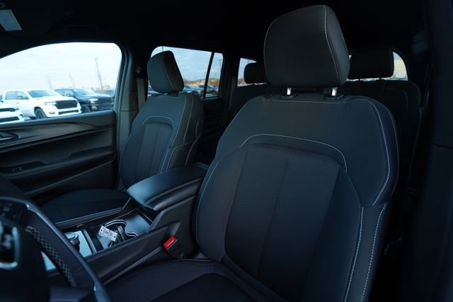 Used 2025 Jeep Grand Cherokee Laredo w/ Luxury Tech Group I image 35