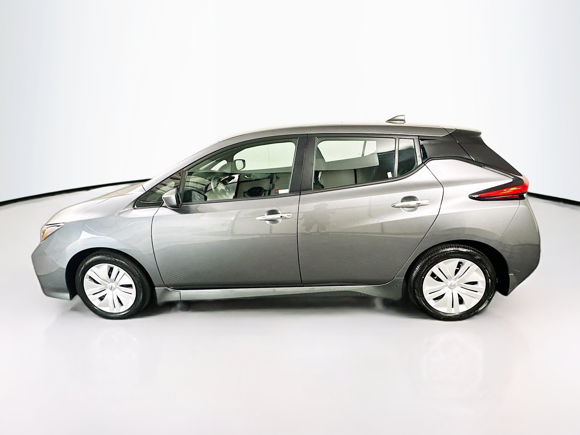 Used 2024 Nissan Leaf S FWD image 4