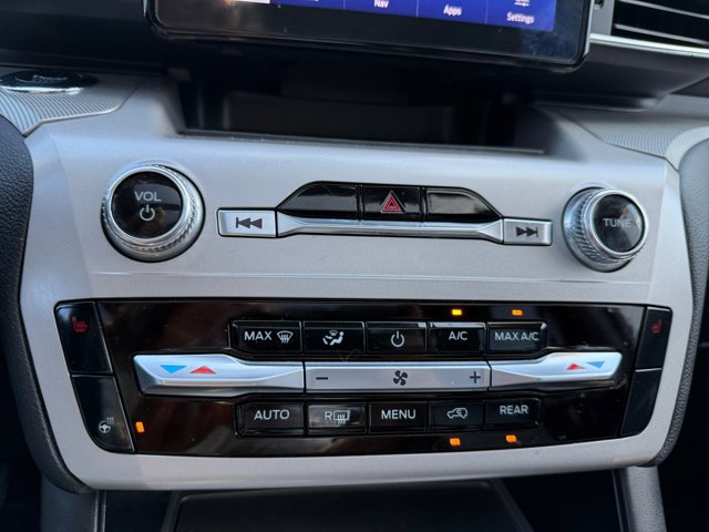 Used 2023 Ford Explorer XLT w/ Equipment Group 202A AWD/4WD image 22