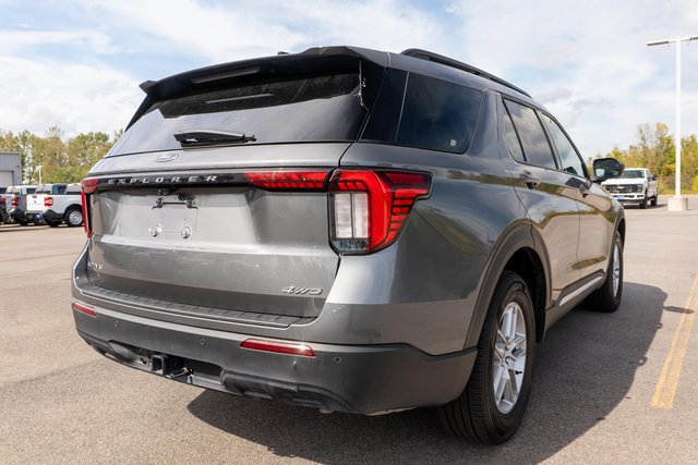 Used 2025 Ford Explorer Active AWD/4WD image 6