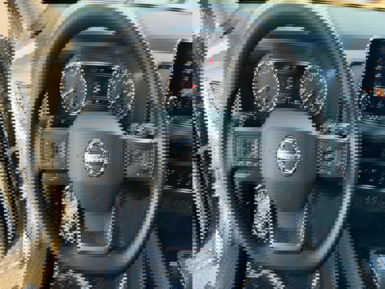 Used 2025 Nissan Rogue S image 23