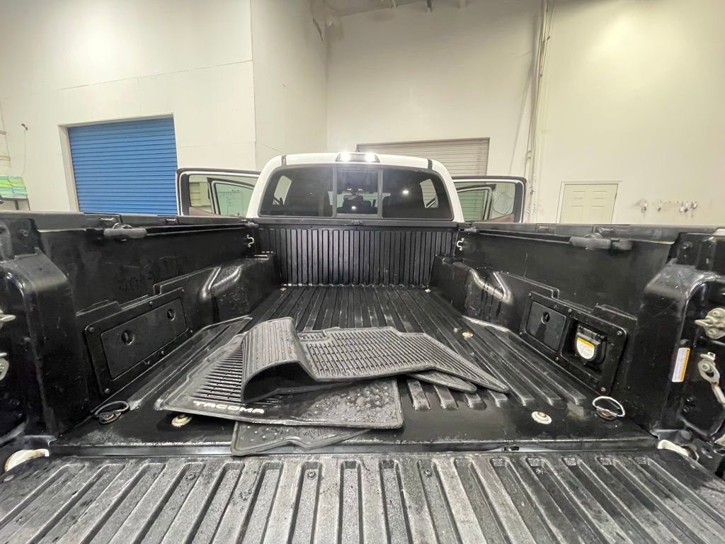 Used 2016 Toyota Tacoma Limited w/ Towing Package AWD/4WD image 18