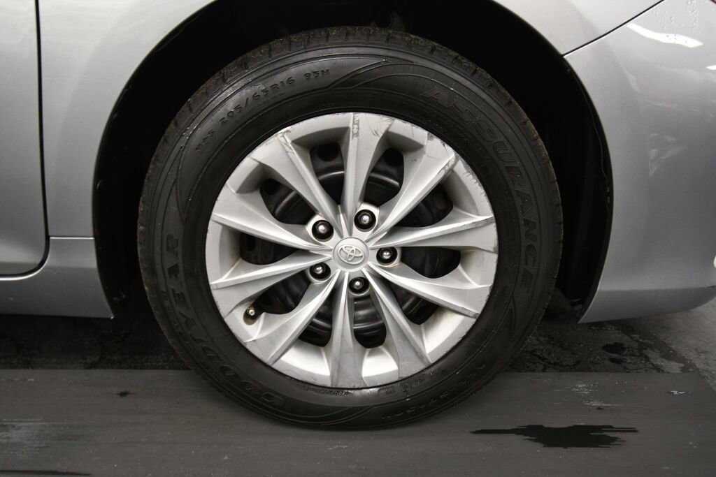 Used 2017 Toyota Camry LE image 29