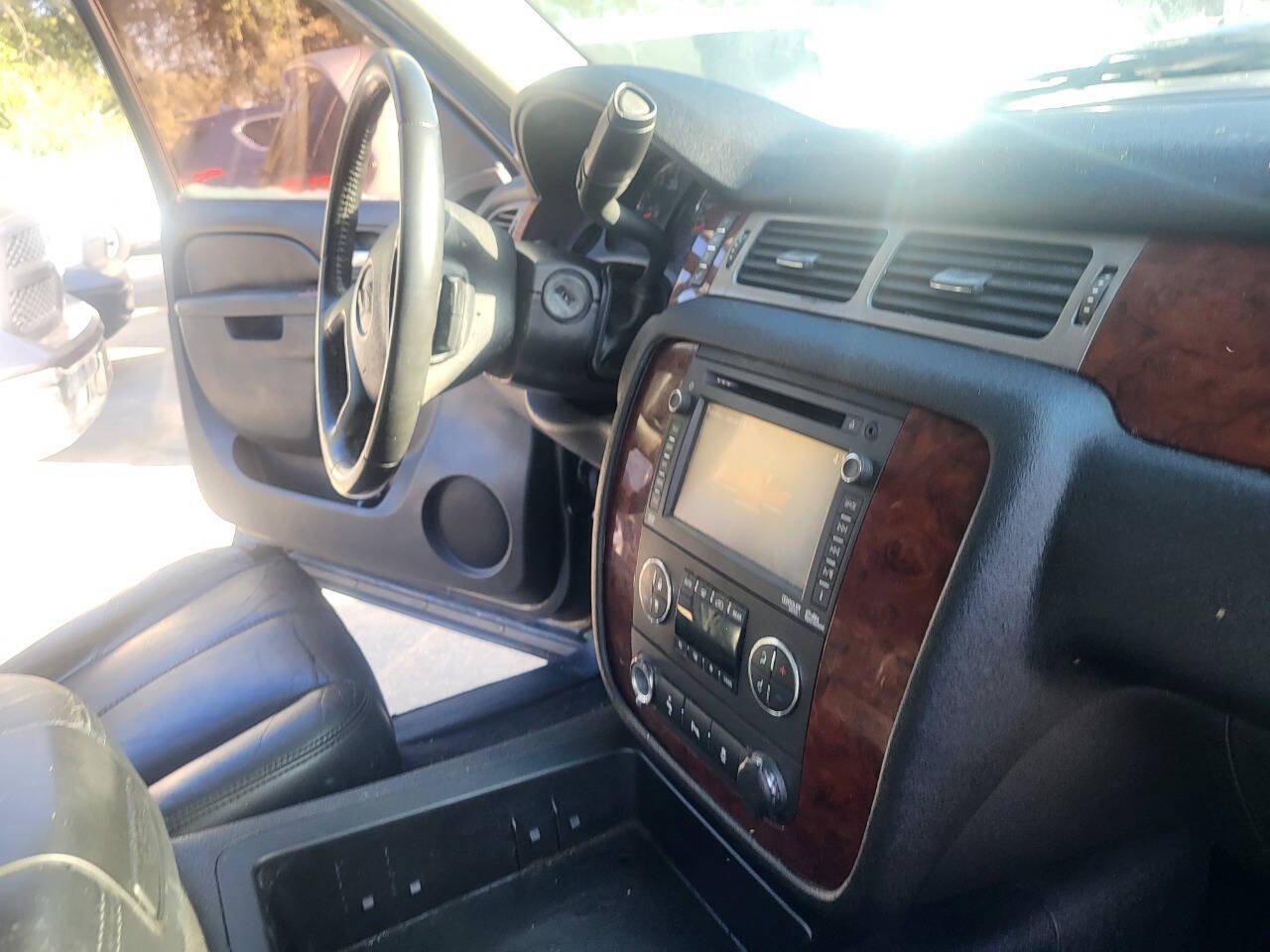 Used 2012 Chevrolet Suburban LT RWD image 9