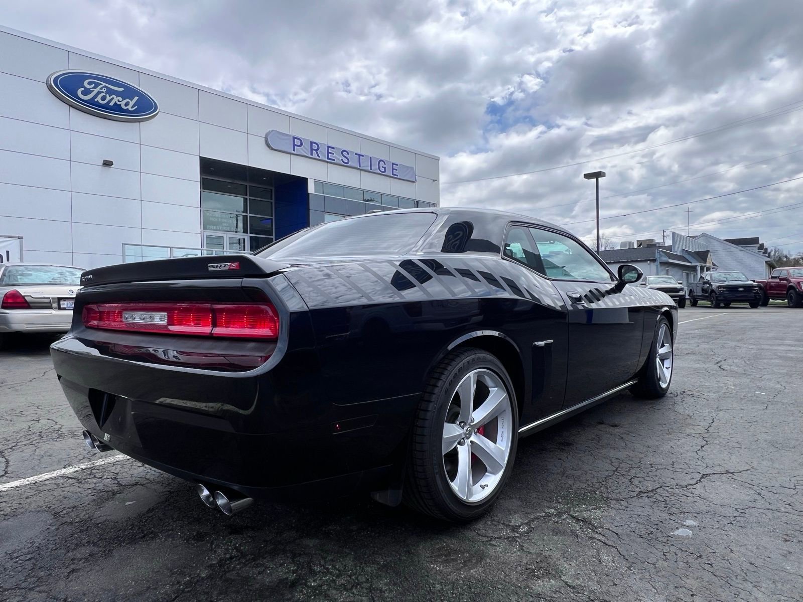 Used 2009 Dodge Challenger SRT8 w/ SRT Option Group II RWD image 16