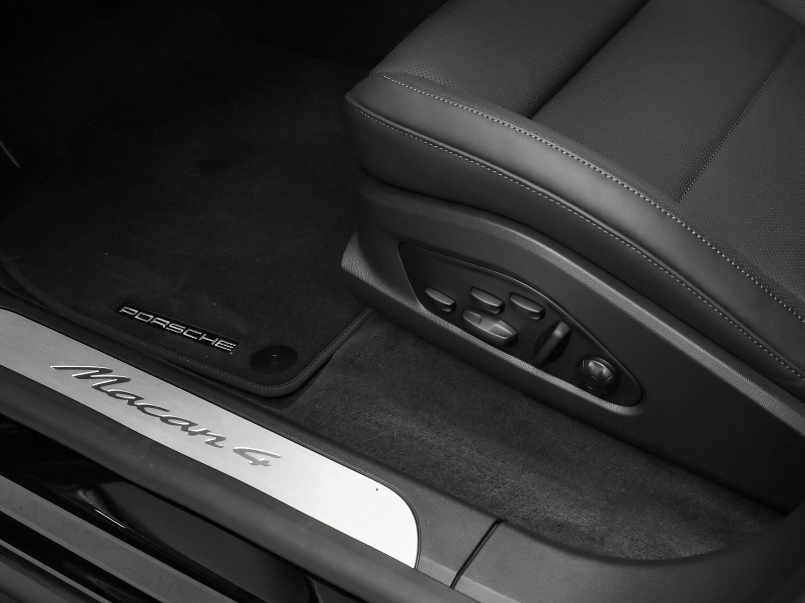 New 2026 Porsche Macan 4 Electric image 29