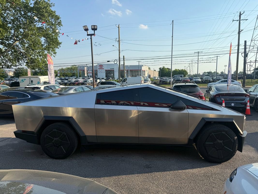 Used 2024 Tesla Cybertruck AWD Crew Cab image 4