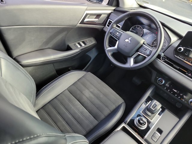 Used 2024 Mitsubishi Outlander SE image 3