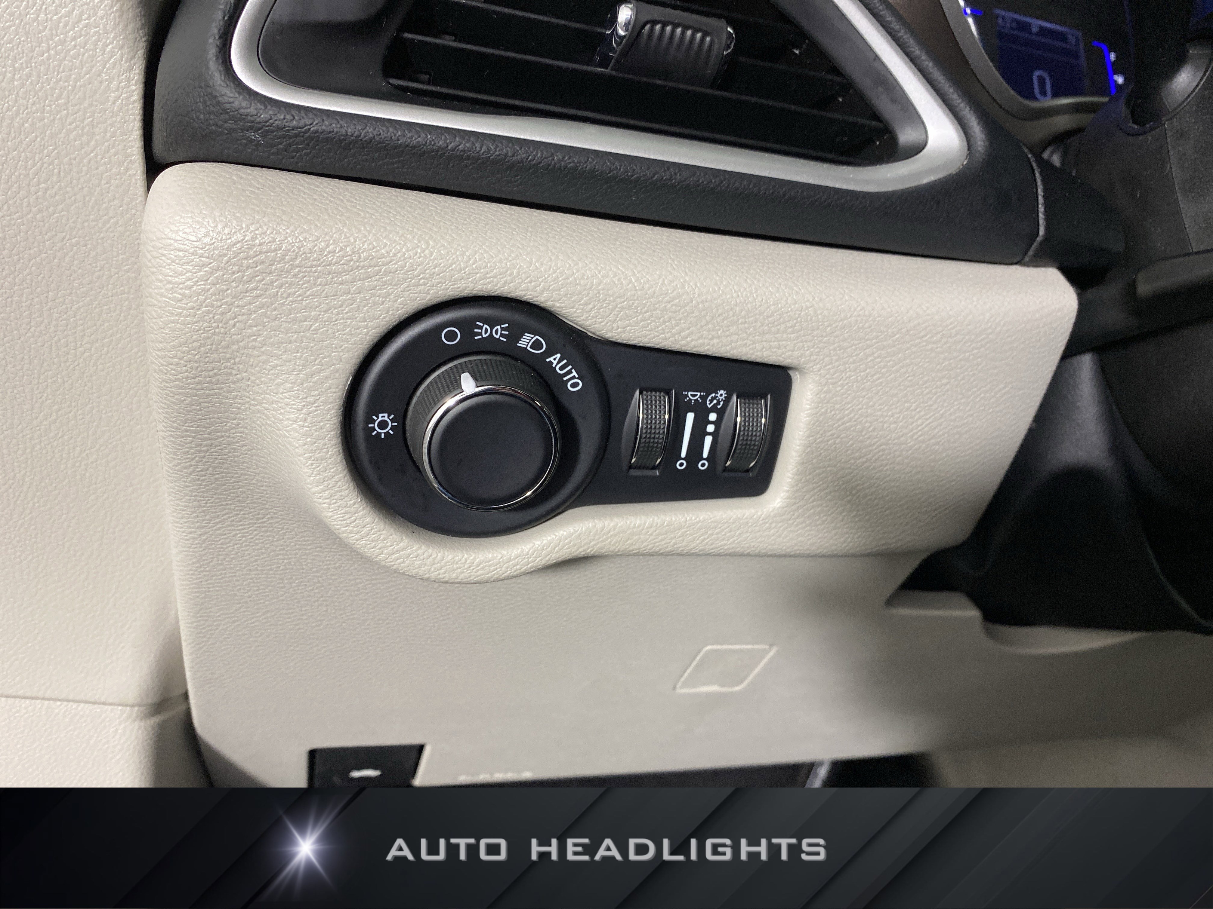 Used 2023 Chrysler Voyager LX image 24