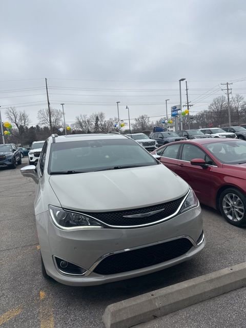 Used 2017 Chrysler Pacifica Limited image 4