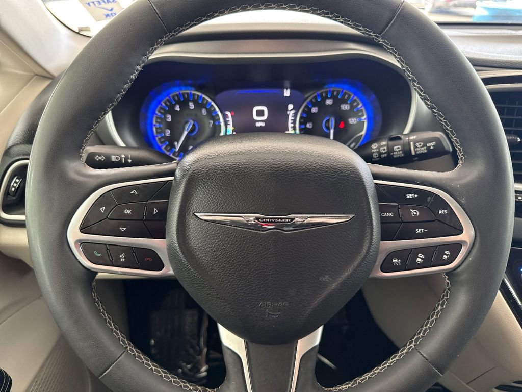 Used 2023 Chrysler Pacifica Touring-L FWD image 23