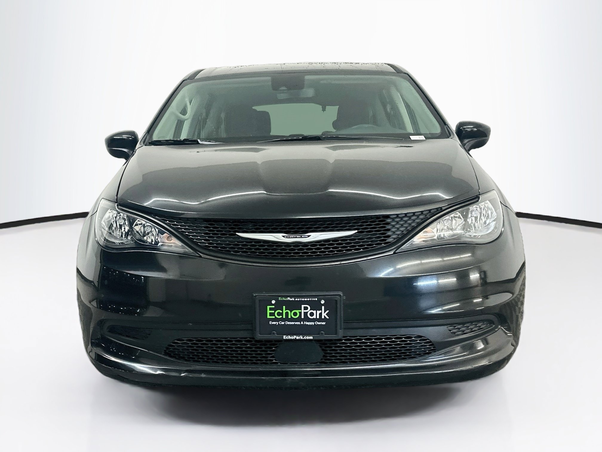Used 2023 Chrysler Voyager LX FWD image 2