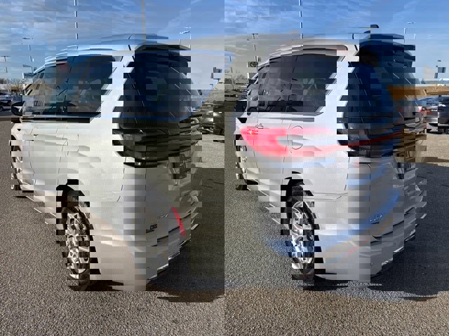 Used 2024 Chrysler Pacifica Touring-L image 9