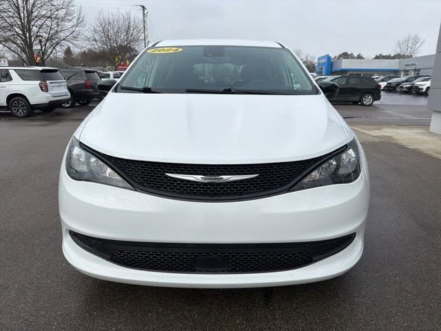 Used 2024 Chrysler Voyager LX image 8