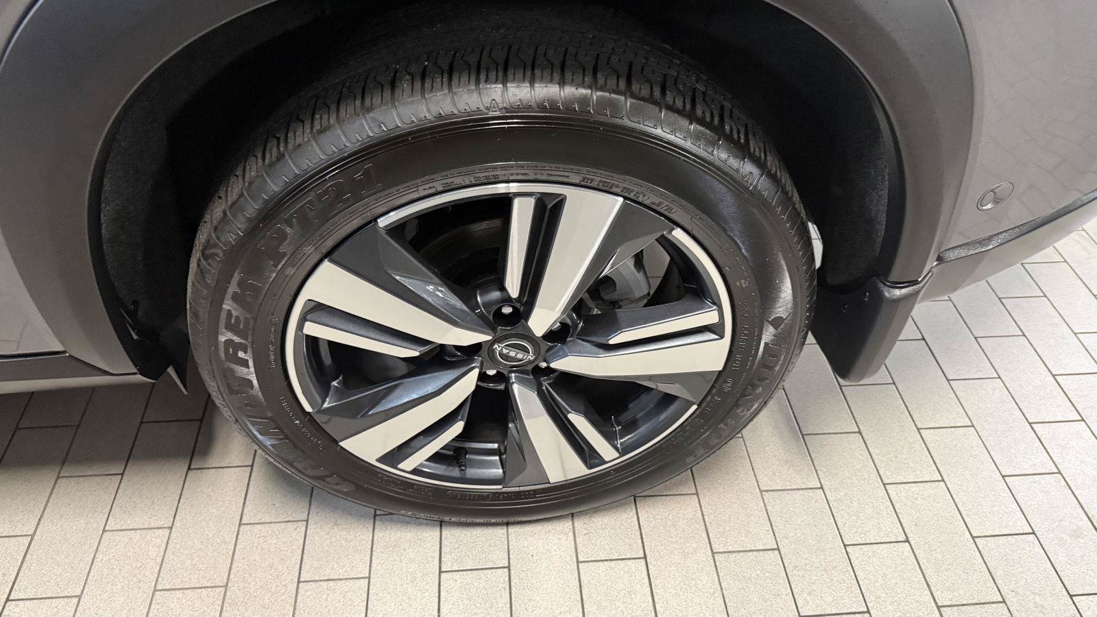 Used 2025 Nissan Rogue SL AWD/4WD image 27