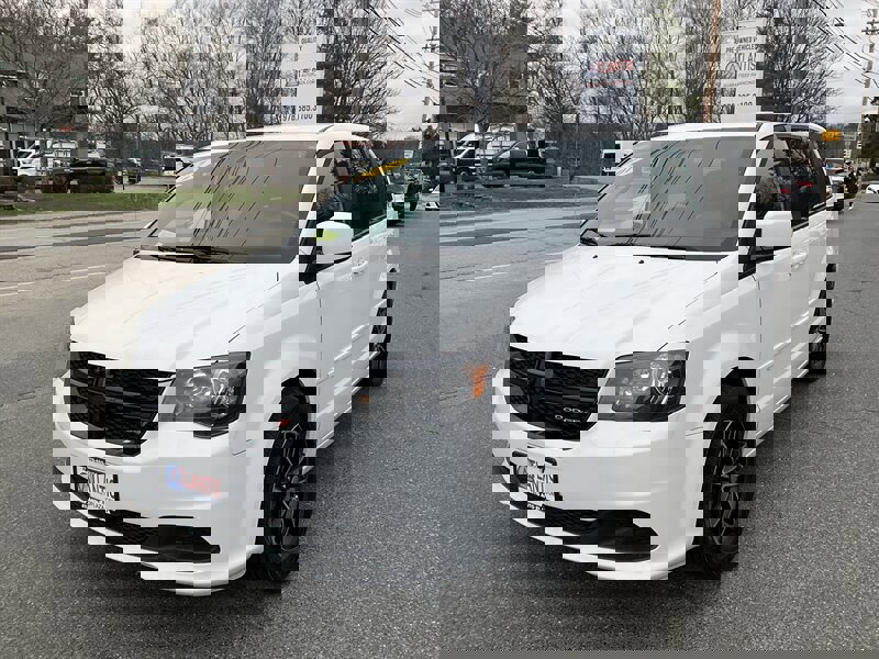 Used 2017 Dodge Grand Caravan SE image 1