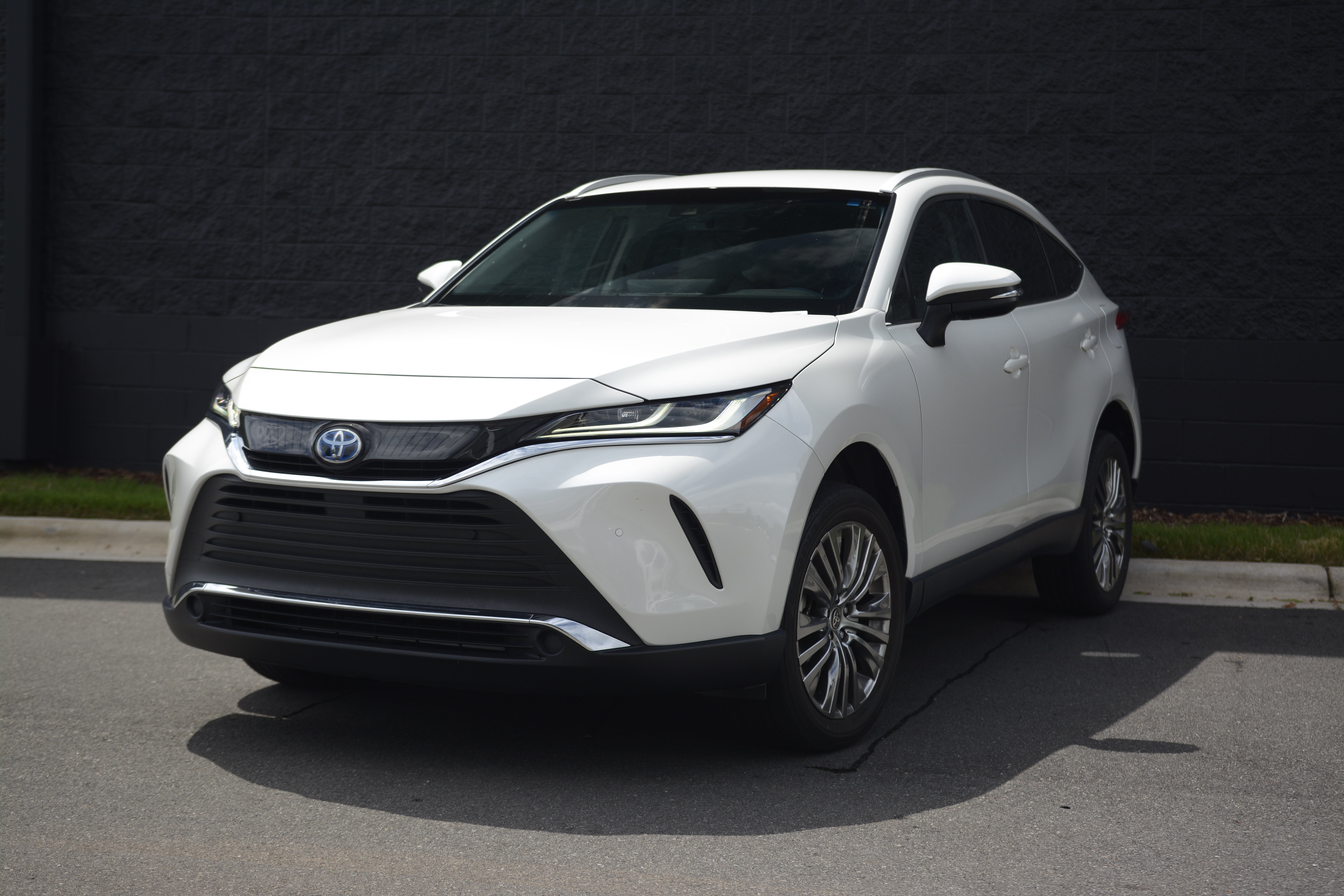 Used 2022 Toyota Venza XLE AWD/4WD image 1