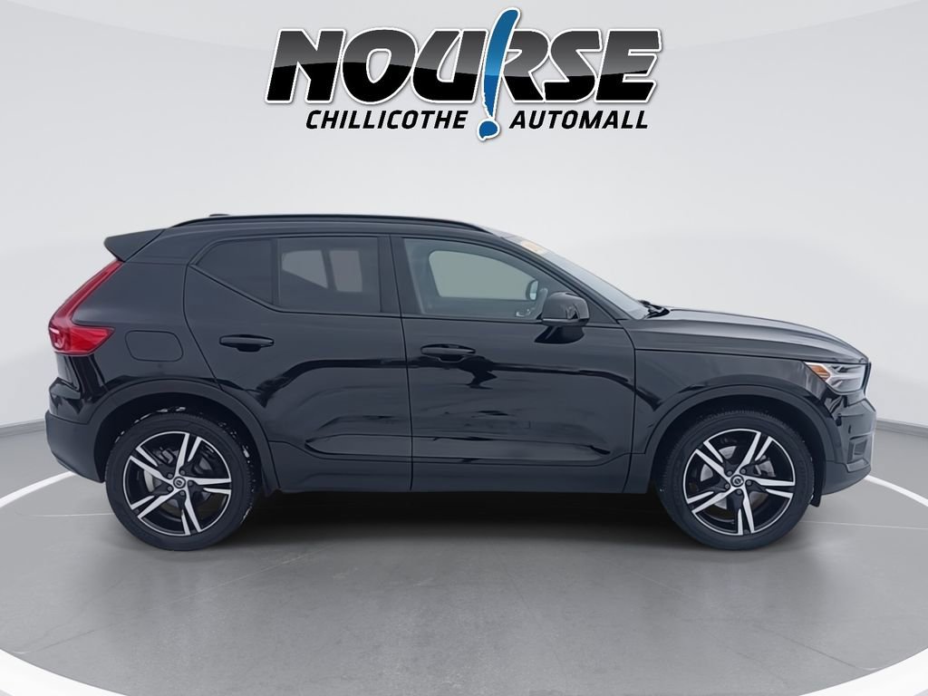 Used 2022 Volvo XC40 T5 R-Design image 9
