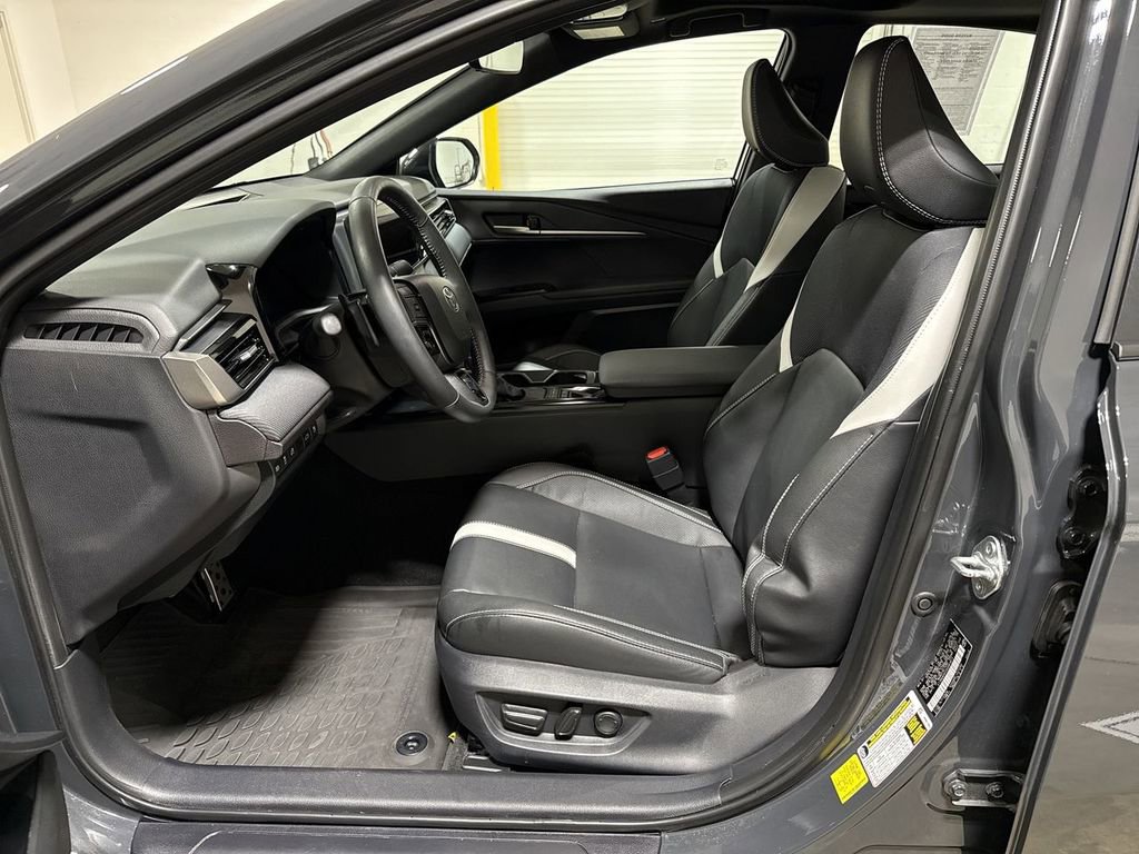 Used 2025 Toyota Camry SE w/ Convenience Package image 20