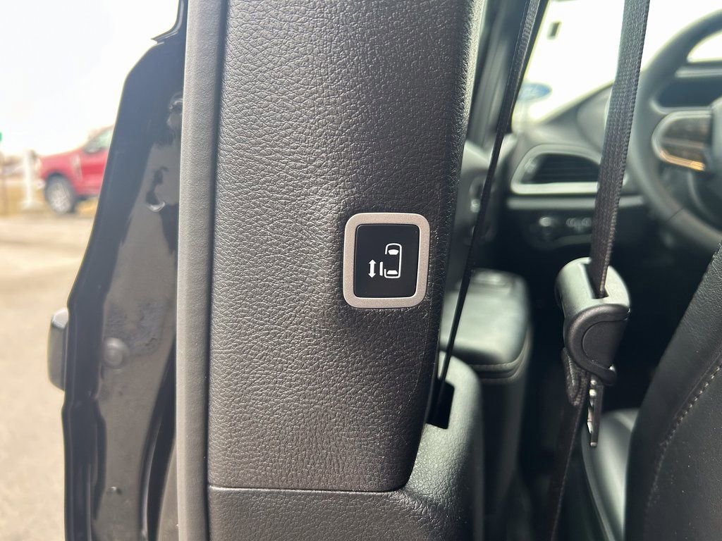 Used 2025 Chrysler Pacifica Select image 33