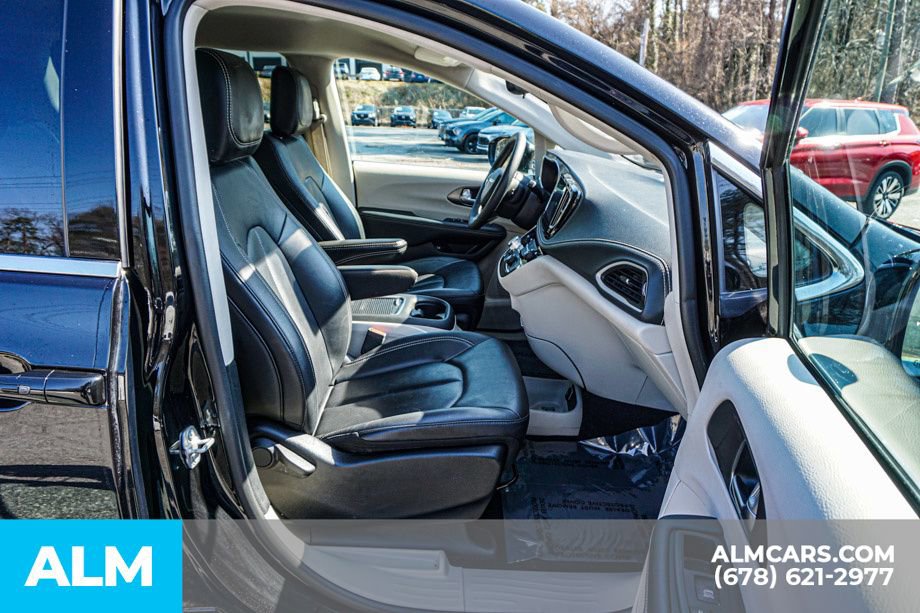 Used 2024 Chrysler Pacifica Select image 25