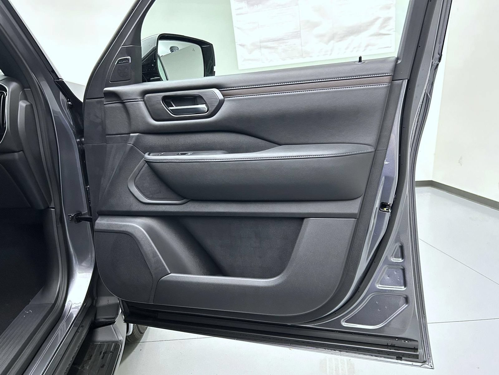 New 2026 Nissan Armada SL w/ Captain's Chari Seat Package AWD/4WD image 16