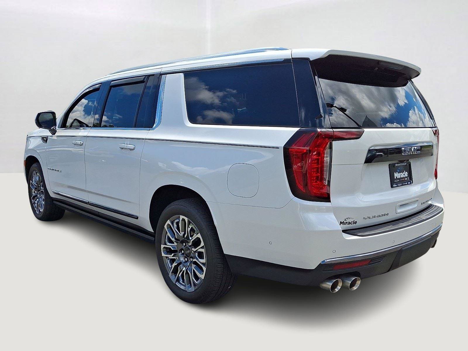 Used 2024 GMC Yukon XL Denali Ultimate AWD/4WD image 4